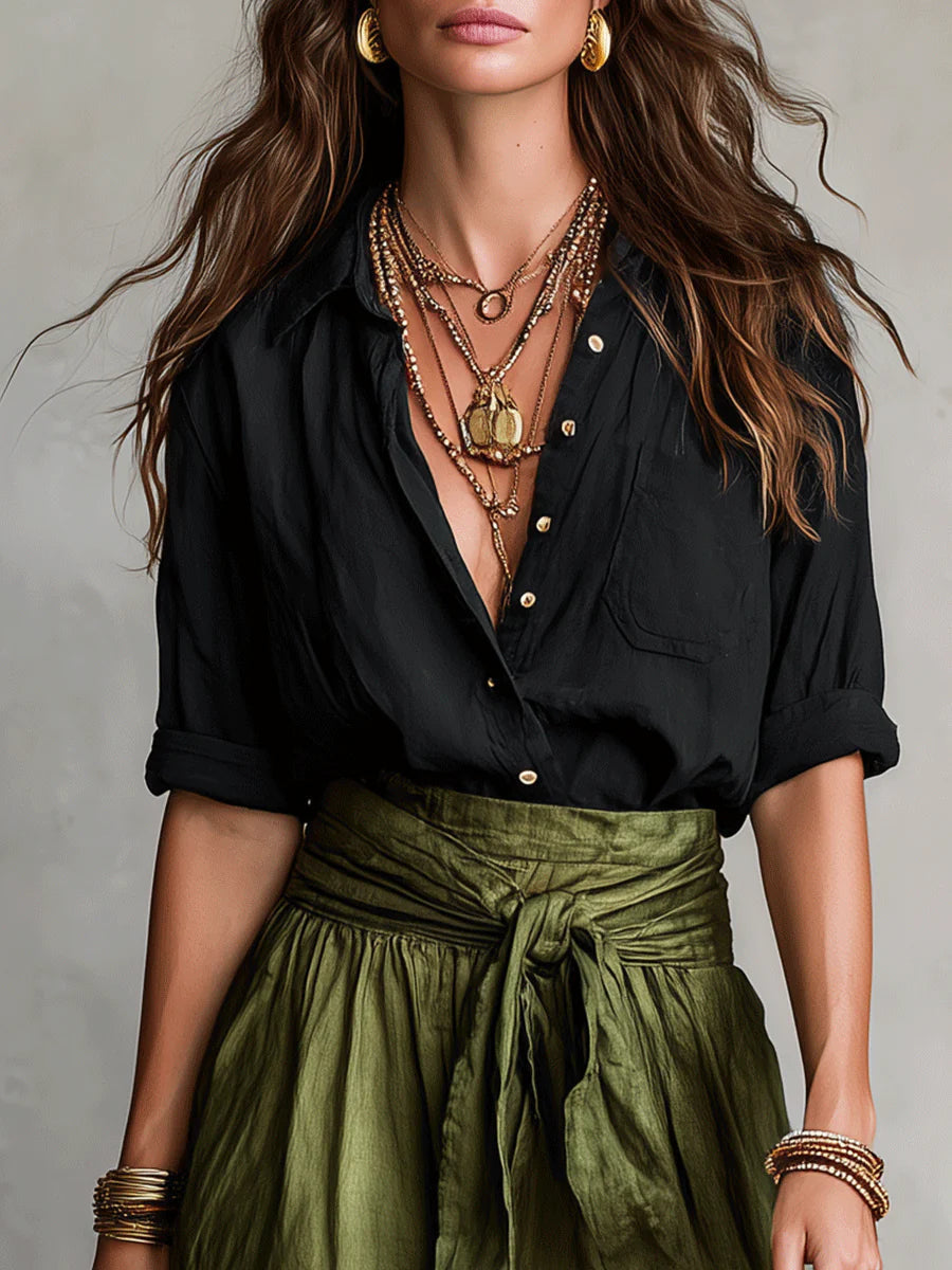 Vera – Ensemble deux pièces : t-shirt noir et jupe mi-longue vert olive