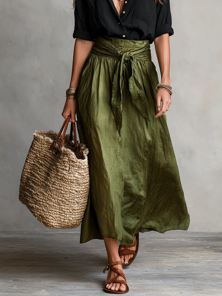 Vera – Ensemble deux pièces : t-shirt noir et jupe mi-longue vert olive